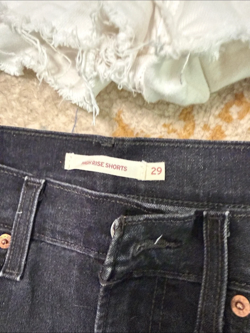 Levi's White and Black Distressed Denim Shorts STRETCHY! Size 29 - Picture 3 of 4